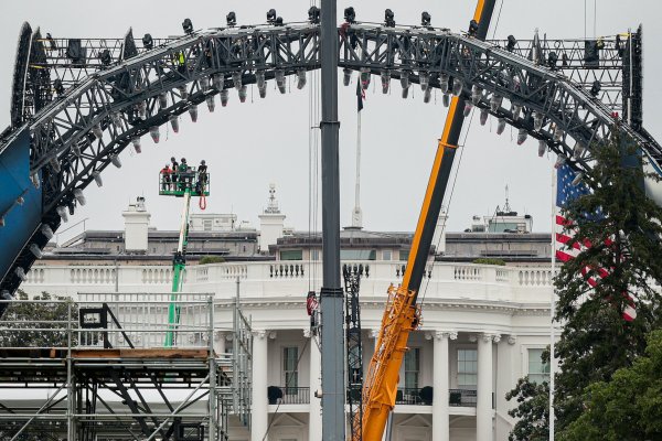 Beyaz Saray'ın bahçesinde kafes dövüşü arenası inşa ediliyor