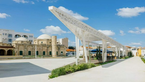 Larnaka'nın halka açık meydanı bir günlüğüne biletli konser alanına dönüştü, vatandaşlar tepkili