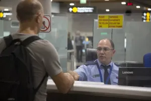 Larnaka Havalimanı'nda Avrupa Tutuklama Emriyle Aranan 37 Yaşındaki Şüpheli Yakalandı