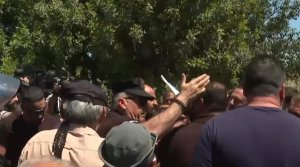 Polis, Şap Hastalığı Protestosunda Çiftçilerin Başkanlık Sarayı'na Yürüyüşünü Engelledi