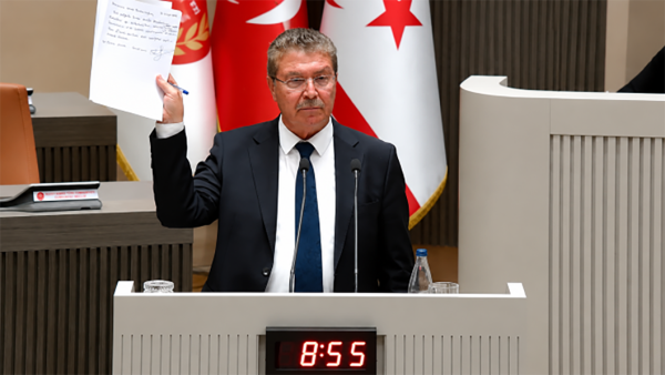 KKTC Başbakanı Üstel, politikacıların maaşlarında yüzde 10 indirim için elle yasa taslağı yazdı
