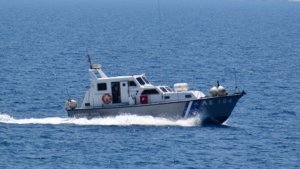 Balıkçılar Lefkada kıyısında deniz mağarasında gizlenmiş gizemli askeri tip drone buldu
