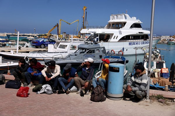 Polis, Yasa Dışı İkamet ve Çalışmaya Yönelik Operasyonda 52 Göçmeni Tutukladı