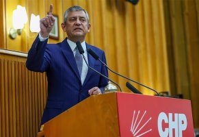 Türkiye'nin Ana Muhalefet Partisi CHP'de Liderlik Krizi: Rakip Toplantılar Düzenlendi