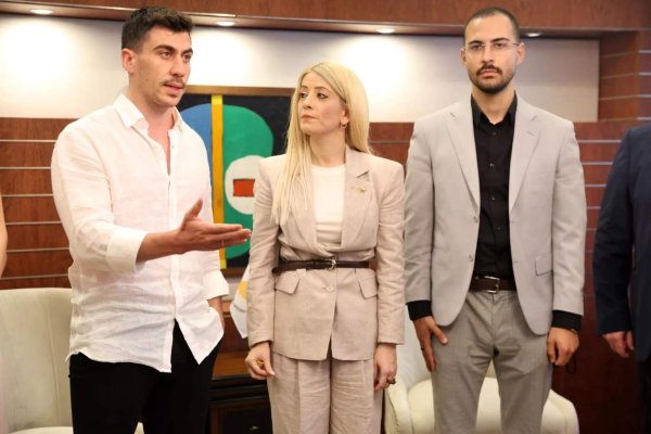 Annita Demetriou gölgelerden çıkıyor
