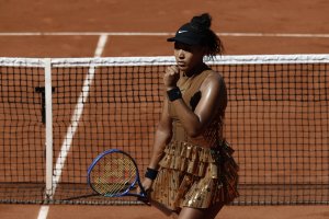 Naomi Osaka Roland Garros'ta Moda Şovuyla Göz Kamaştırdı ve İlk Turda Galip Geldi