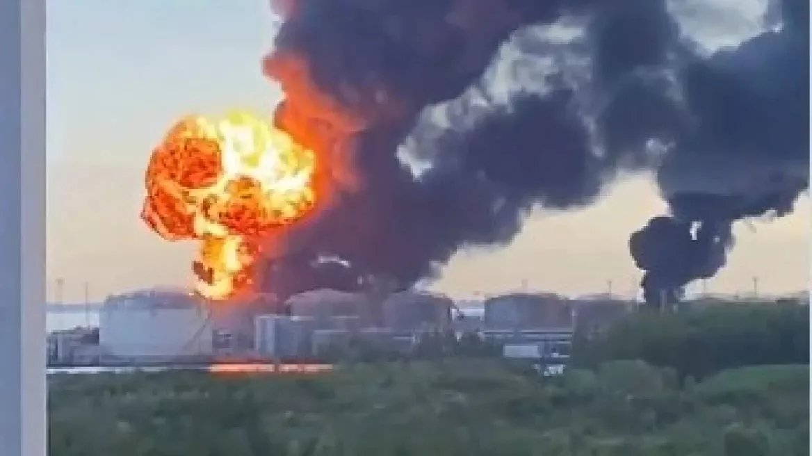 Ukrayna insansız hava araçları, Putin'in ekonomi forumu öncesinde St. Petersburg petrol terminali ve donanma üssünü vurdu