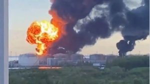 Ukrayna insansız hava araçları, Putin'in ekonomi forumu öncesinde St. Petersburg petrol terminali ve donanma üssünü vurdu