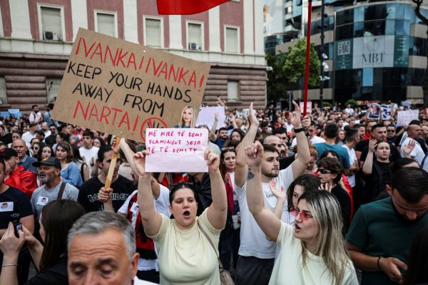 Arnavutluk'ta Kushner Bağlantılı Lüks Tatil Köyü Projesine Karşı Büyük Protesto: 'Arnavutluk Satılık Değil'