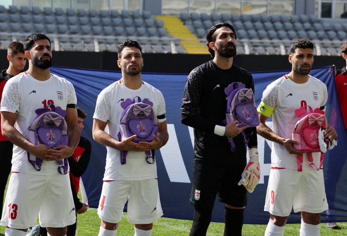 İranlı futbolcular öldürülen kız öğrencilerin anısına sahada okul çantası taşıdı