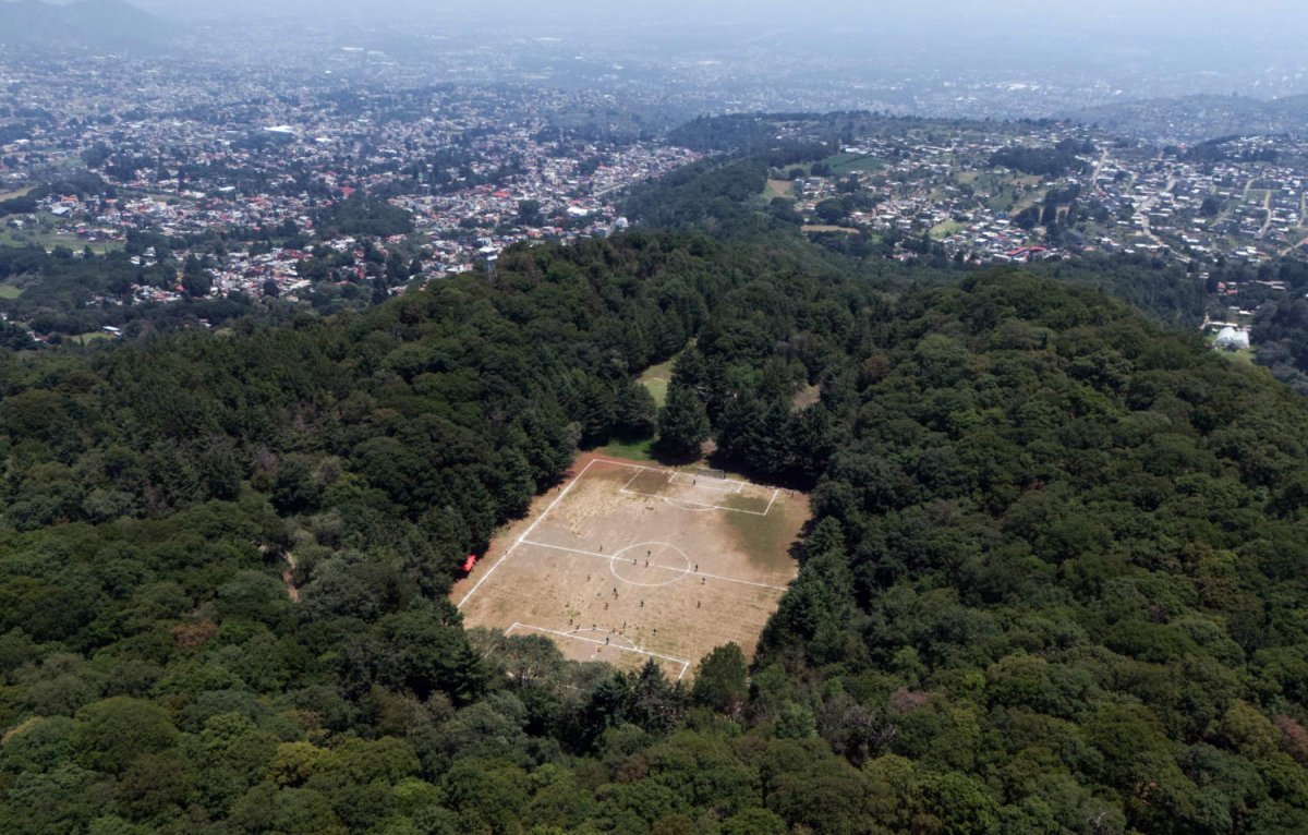 Meksika'da Aktif Olmayan Bir Yanardağın İçinde Futbol Sahası