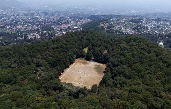 Meksika'da Aktif Olmayan Bir Yanardağın İçinde Futbol Sahası