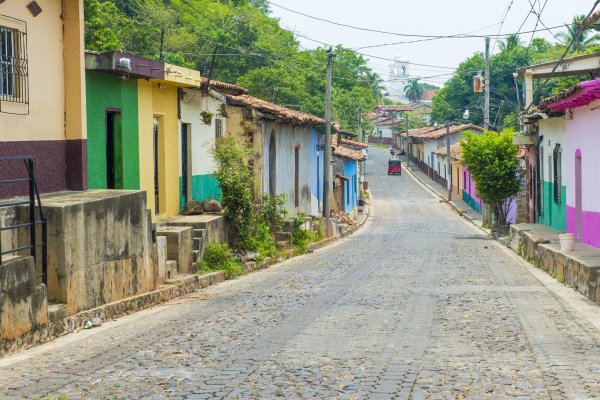El Salvador'da 12 Yaşındaki Çocuklara Ömür Boyu Hapis Cezası Yolu Açıldı