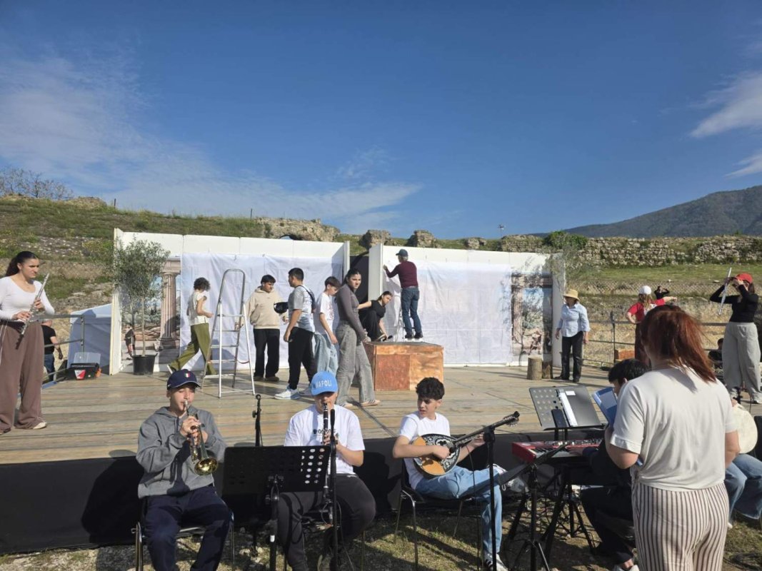 Baf'taki okul, İtalya'daki Avrupa öğrenci tiyatro yarışmasında birincilik ödülünü paylaştı