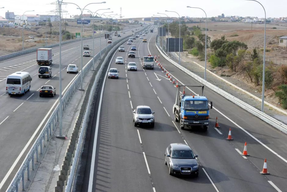 Limassol-Paphos Otoyolu'nda Erimi Çıkışı'nda Arızalı Kamyon Yolu Kapattı