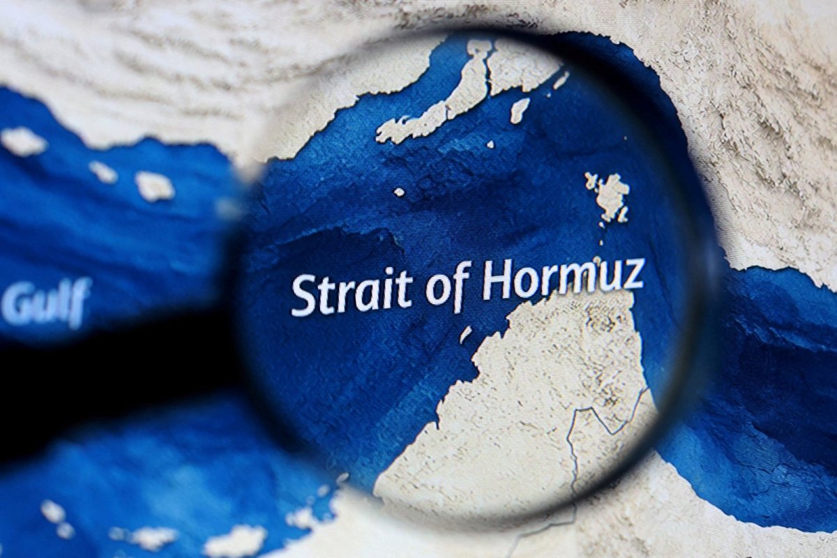 Hürmüz Boğazı'nda denizcilerin tahliyesi için geçici deniz yolları açıldı