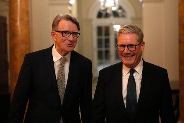 Starmer, Mandelson'ın güvenlik soruşturmasını geçememesi nedeniyle parlamentoda hesap veriyor