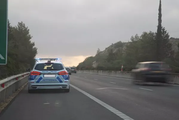Lefkoşa-Limasol otoyolunda iki araç çarpıştı, bir otomobil alev aldı