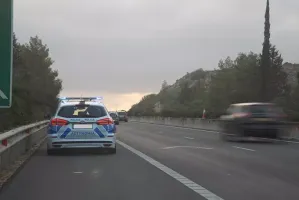 Lefkoşa-Limasol otoyolunda iki araç çarpıştı, bir otomobil alev aldı