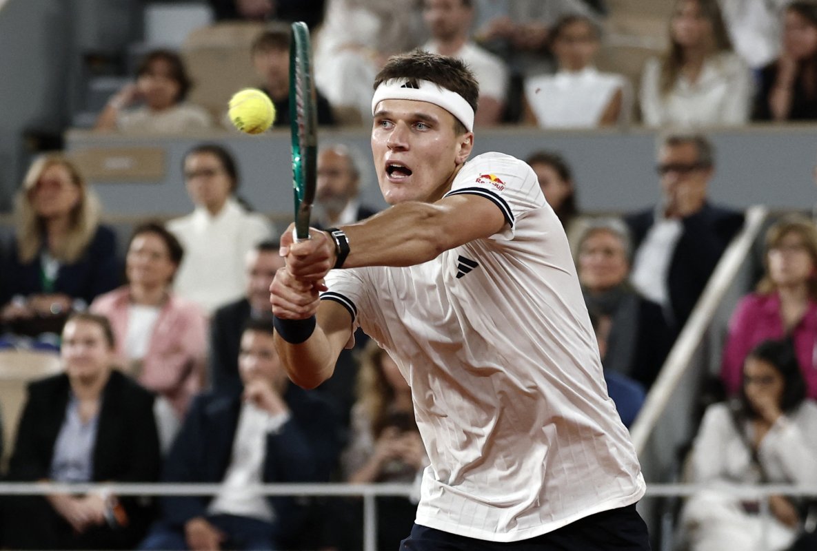 Mensik Paris yarı finalinde, Andreeva ve Kostyuk karşı karşıya geliyor