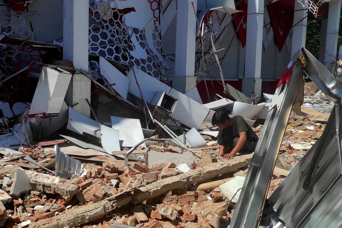 Endonezya'da 7,6 büyüklüğünde deprem: Binalar hasar gördü, tsunami uyarıları kaldırıldı