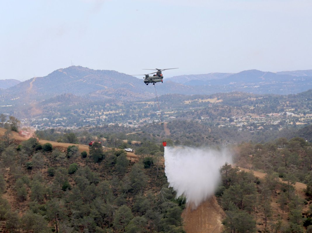 İngiliz Üslerindeki Chinook Helikopterleri Yangınla Mücadeleye Hazır