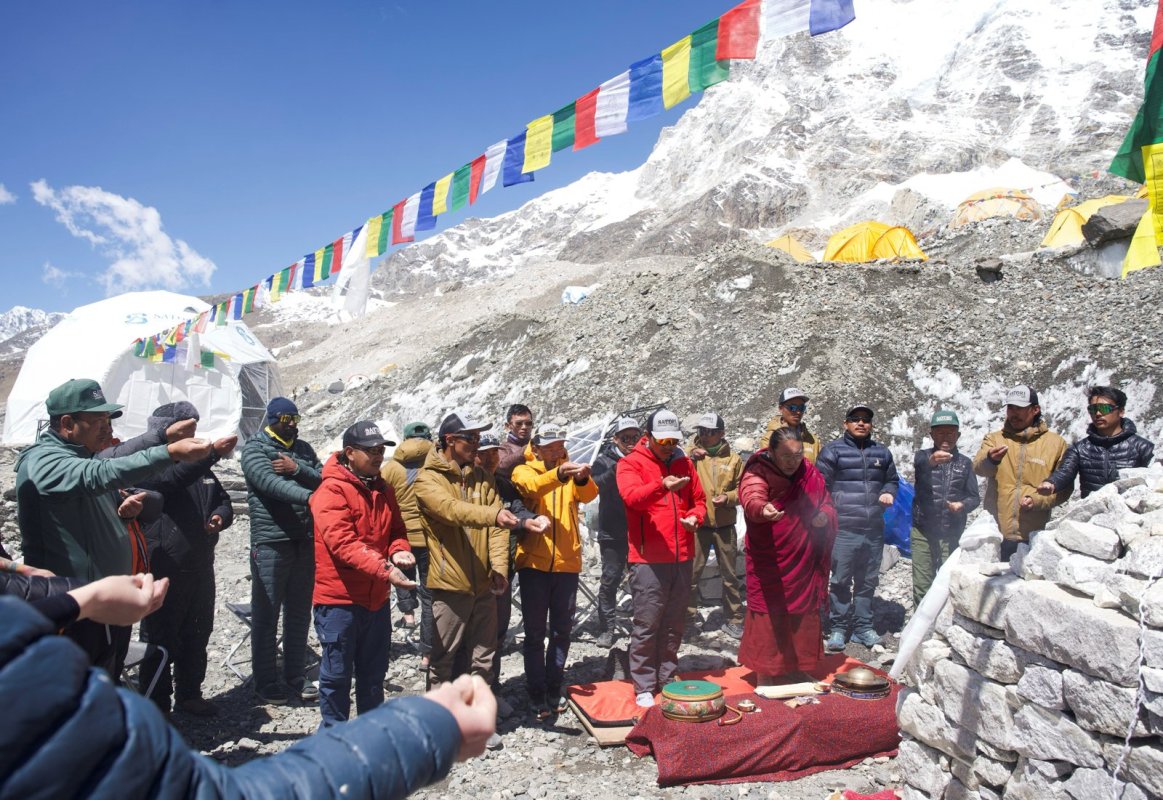 Şerpalar Everest'te Buz Geçidini Aştı, Dağcılara Zirveye Giden Yol Açıldı