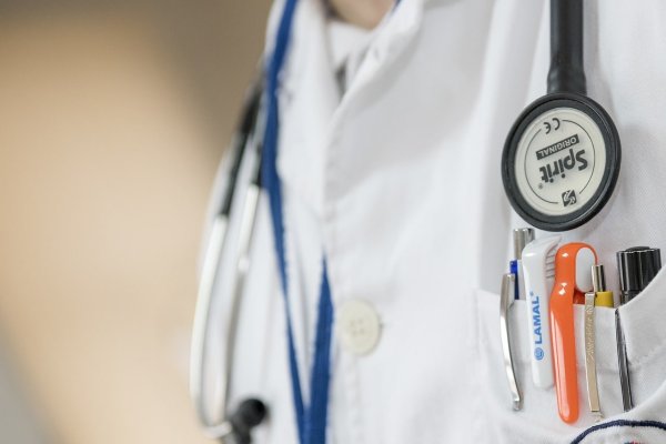 İki doktor altı yıl süreyle meslekten men edildi