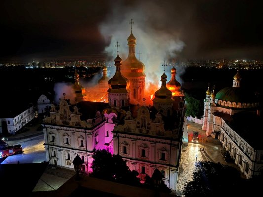 Rusya'nın Kiev'e Saldırısında Dört Kişi Öldü, UNESCO Listesindeki Manastır Hasar Gördü