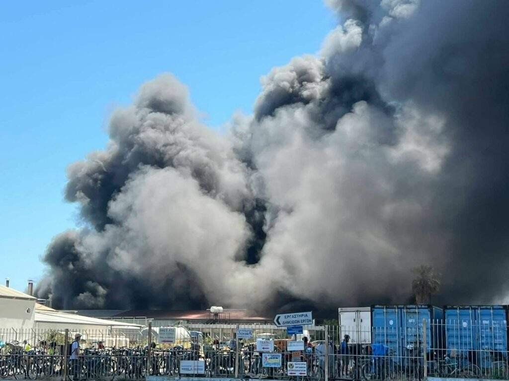 Aradippou'daki Fabrika Yangınında İki İtfaiyeci Hastaneye Kaldırıldı