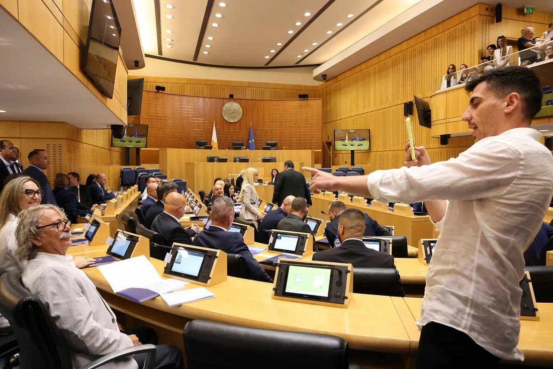 Fidias'ın partisi Savvides ve Angelides'in istifasını istedi