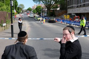 Londra'da İki Yahudi Erkeği Bıçaklayan Zanlı Mahkemeye Çıkarıldı