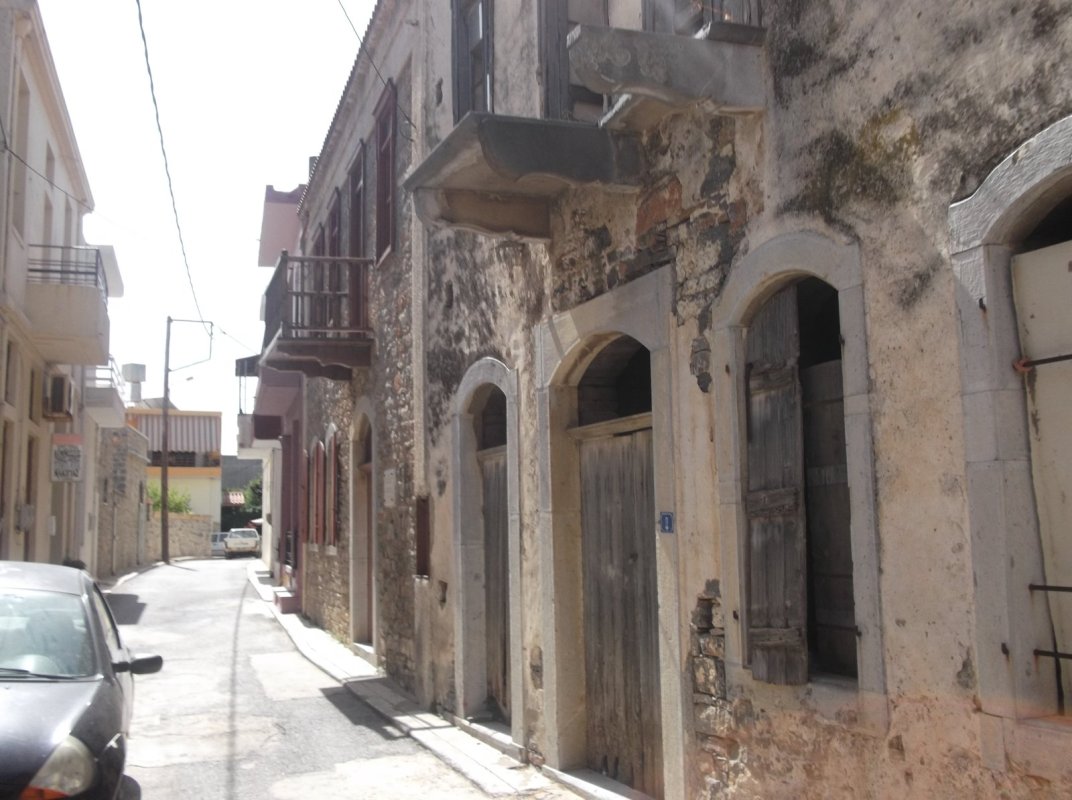 Larnaka'da İki Tehlikeli Ev Daha Yıkılacak