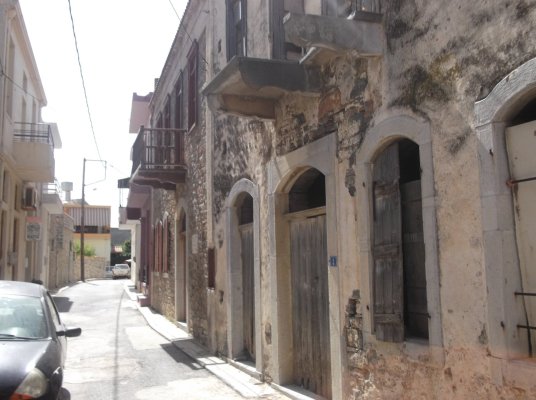 Larnaka'da İki Tehlikeli Ev Daha Yıkılacak