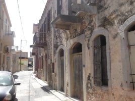 Larnaka'da İki Tehlikeli Ev Daha Yıkılacak