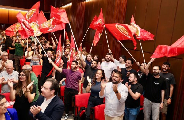 Akel, Meclis Başkanlığı kararını erteledi