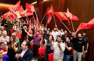 Akel, Meclis Başkanlığı kararını erteledi