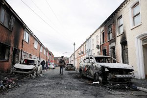 Belfast'ta Göçmen Karşıtı Şiddetin Ardından Bıçaklı Saldırı Kurbanının Ailesinden Sükunet Çağrısı