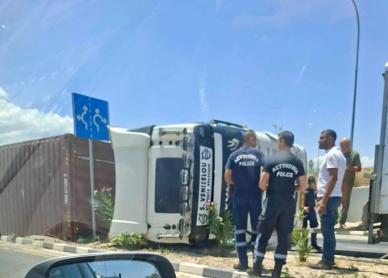 Lefkoşa'nın Lakatamia Sanayi Bölgesinde Kamyon Devrildi (Fotoğraflar)