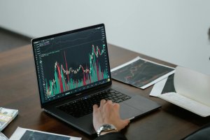 Kıbrıslı yatırım şirketi Demetra Holdings hisse geri alım programına devam ediyor