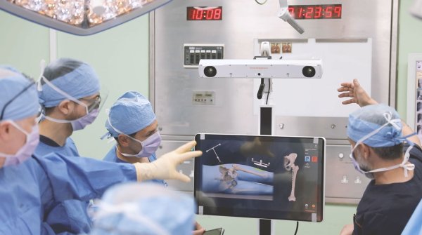 Lefkoşa Genel Hastanesi'nde robotik ortopedi cerrahisi dönemi