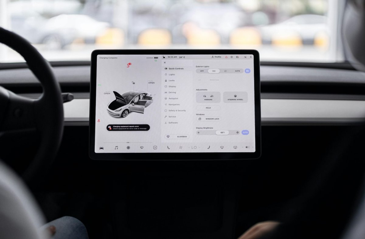 Akıllı kokpit ekran talebi otomotiv AMOLED pazarını canlandırıyor