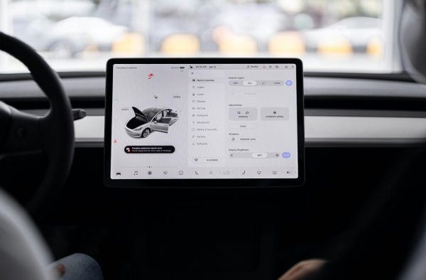 Akıllı kokpit ekran talebi otomotiv AMOLED pazarını canlandırıyor