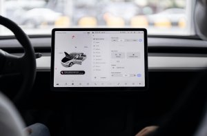 Akıllı kokpit ekran talebi otomotiv AMOLED pazarını canlandırıyor