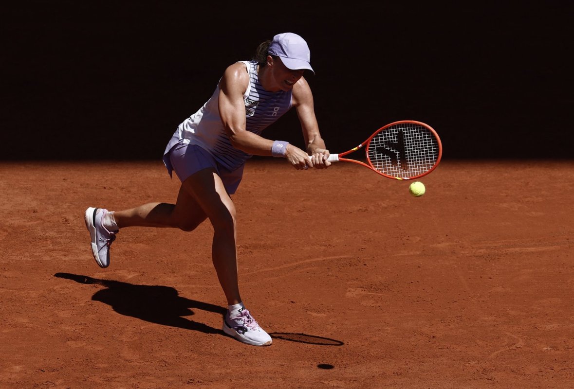 Swiatek Dalgalı Performansına Rağmen Roland Garros'ta 3. Tura Yükseldi