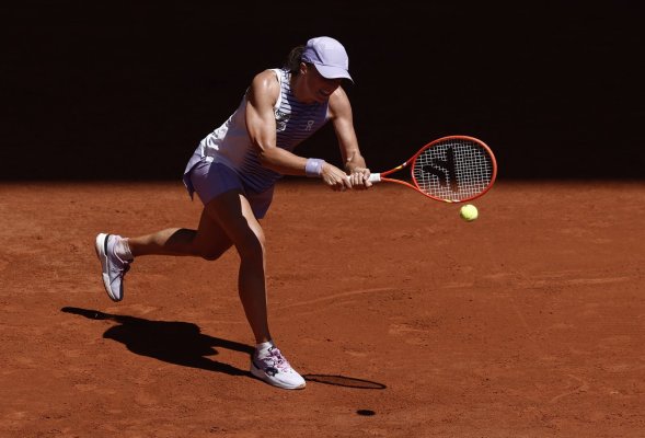 Swiatek Dalgalı Performansına Rağmen Roland Garros'ta 3. Tura Yükseldi