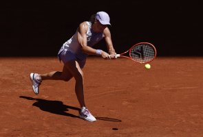 Swiatek Dalgalı Performansına Rağmen Roland Garros'ta 3. Tura Yükseldi