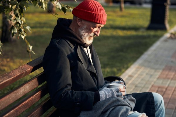Binlerce emekli yoksulluk sınırının altında yaşamasına rağmen Paskalya yardımından mahrum bırakıldı