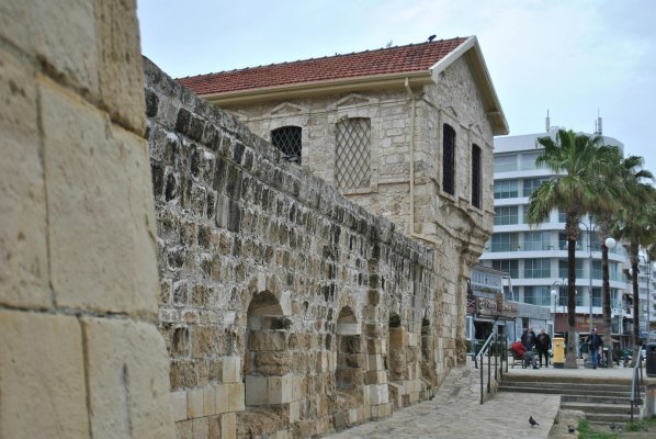 Larnaka'da beş dakikalık yürüyüş 1000 yıllık Kıbrıs tarihini anlatıyor