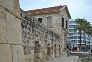 Larnaka'da beş dakikalık yürüyüş 1000 yıllık Kıbrıs tarihini anlatıyor